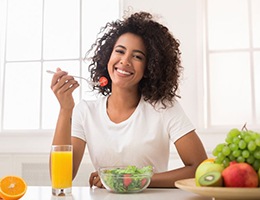  woman eating salad 