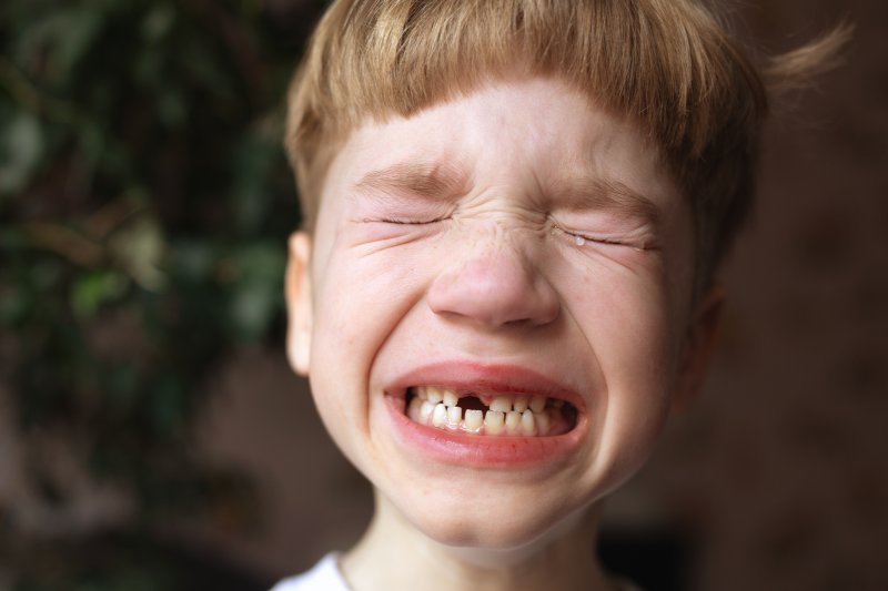 A child who knocked out a tooth